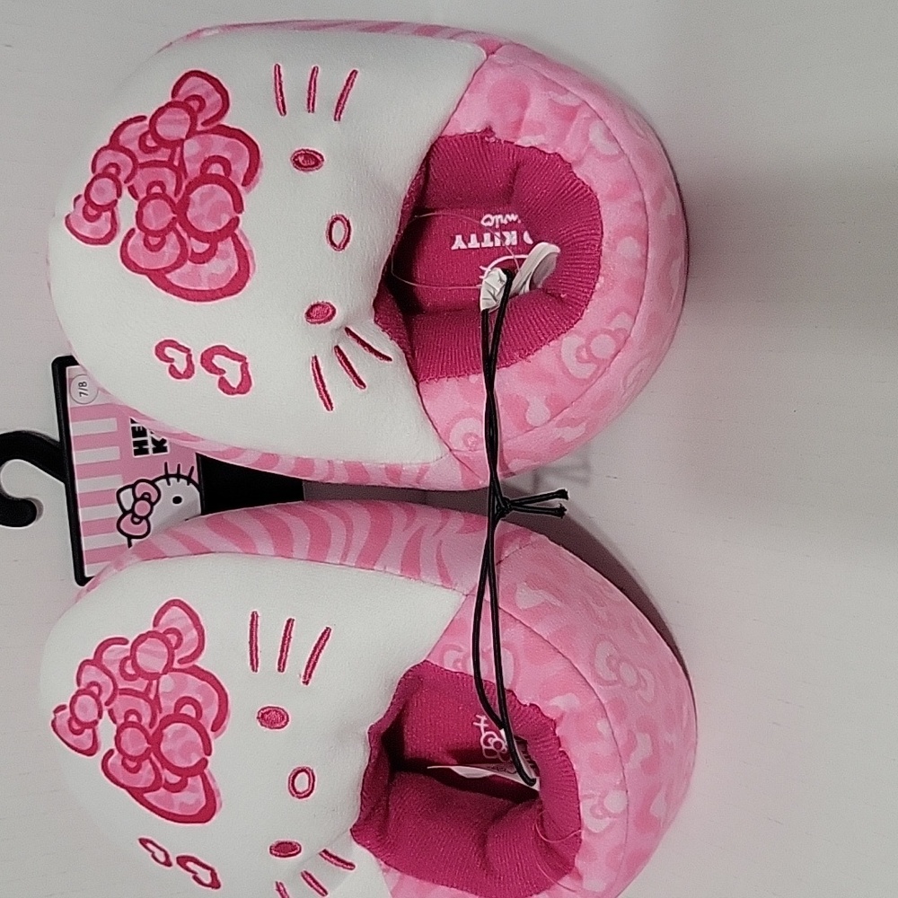 Hello Kitty, baby slippers size 7/8.(S). NWT